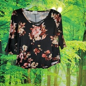 (3312) Threads Studio, Flower Top, bell sleeve,pit to pit aprox. 16 in.
